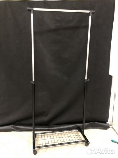 Вешало для одежды на колесиках с сетчатым поддоном