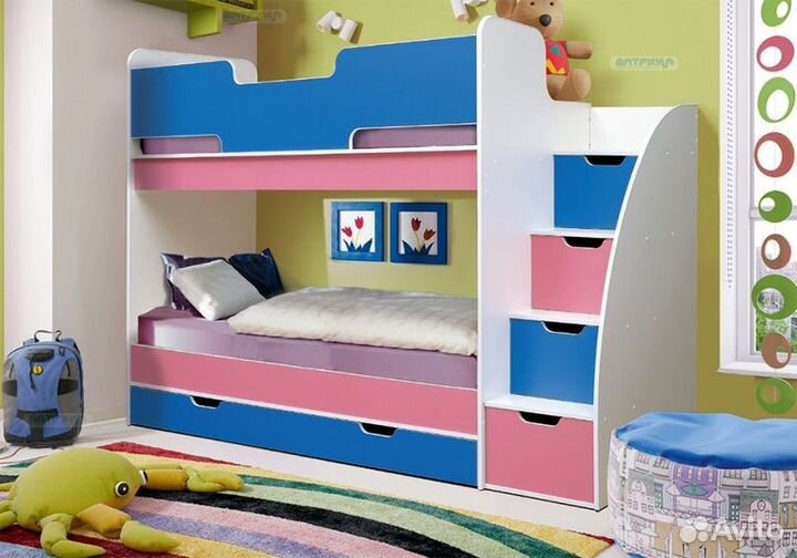 Кровать с лестницей-комодом и пружинными матрасами