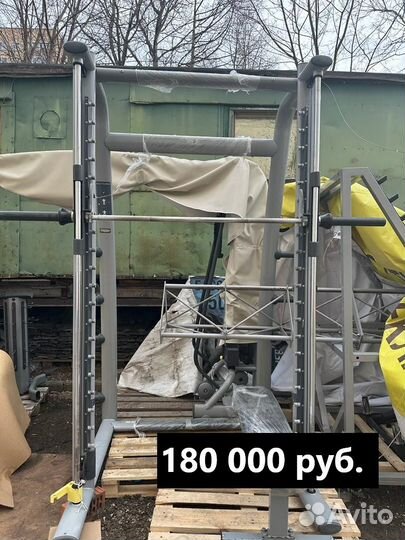 Тренажер Смита и гантельный ряд Technogym