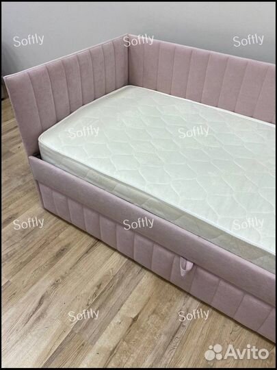 Детская кровать с мягкой спинкой