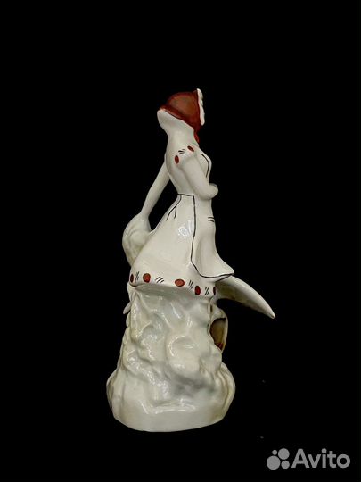 Статуэтка Птичница