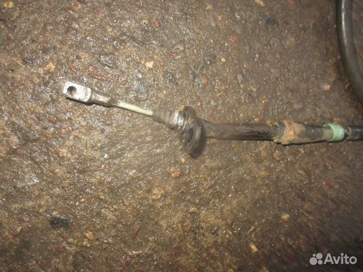 Трос стояночного тормоза правый (Nissan Teana)