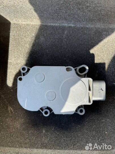 Моторчик шторки радиатора Macan