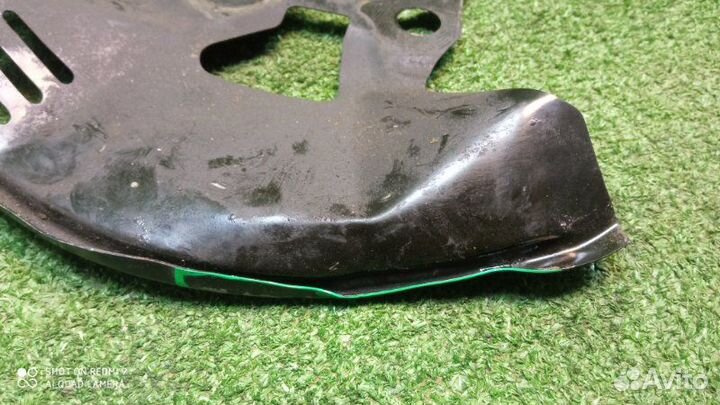 Пыльник тормозного диска передний левый Toyota