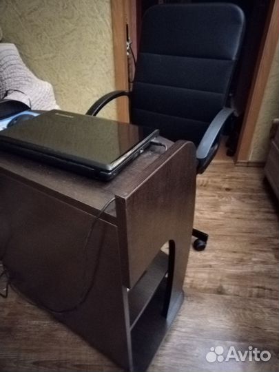 Продам маленький стол компьютерный и кресло к нему