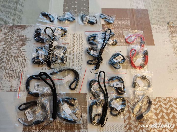 Шнурок на запястье для телефона