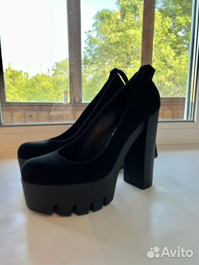 Туфли на ремешках новые