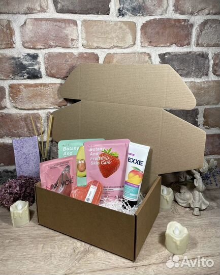 Подарочный бокс со сладостями, косметикой