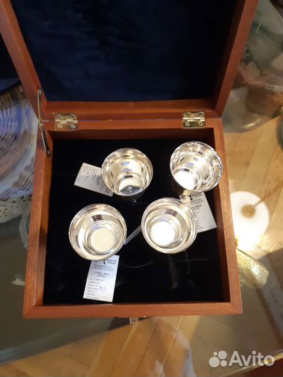 Стопки серебро и золото