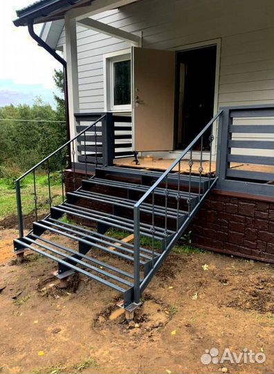 Лестница с забежными ступенями в коттедж