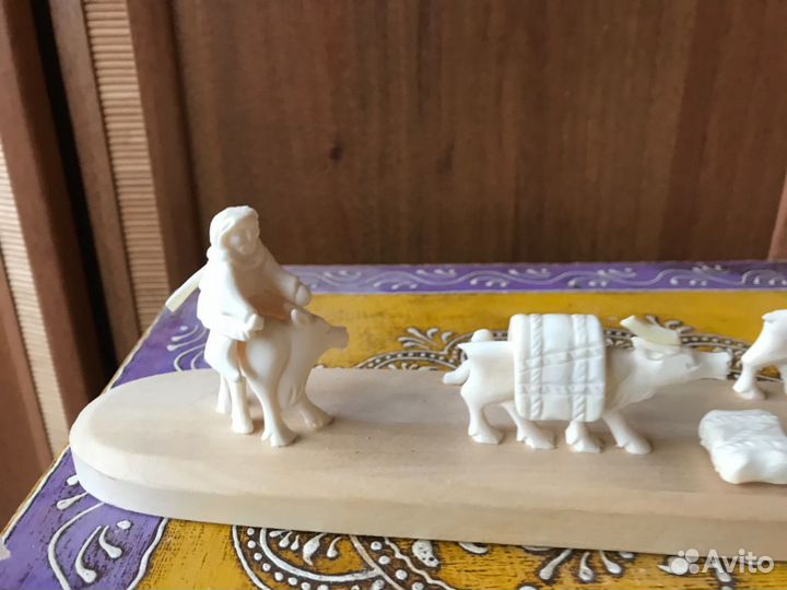 Композиция из бивня. Ручная работа народа севера