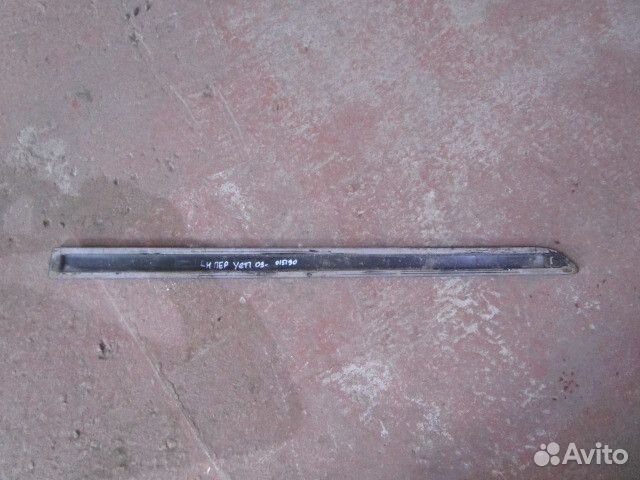 Молдинг двери передний левый Skoda Yeti 2009-2018