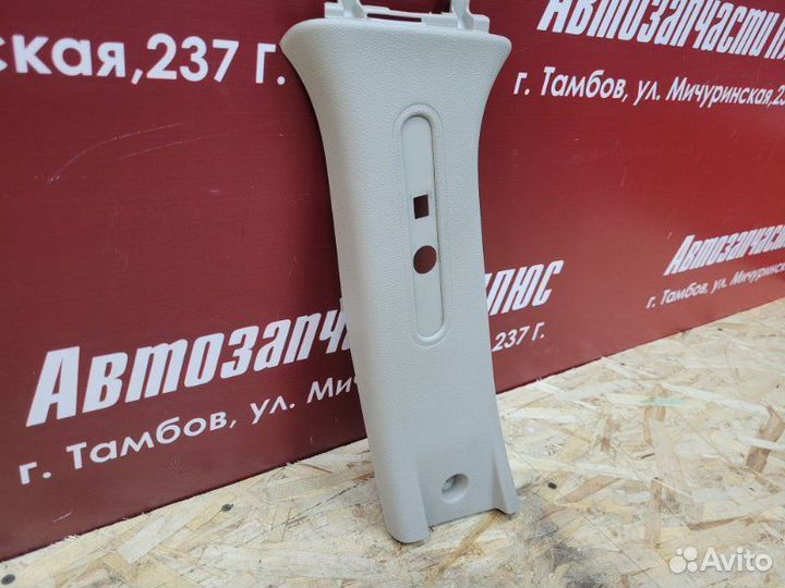 Обшивка средней стойки левая Renault Logan