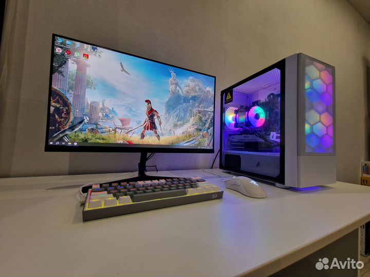 Новый игровой компьютер с монитором белый