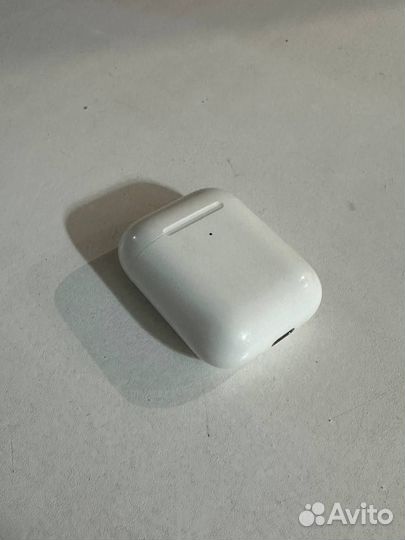 Кейс оригинальный Apple для AirPods 2, белый бу