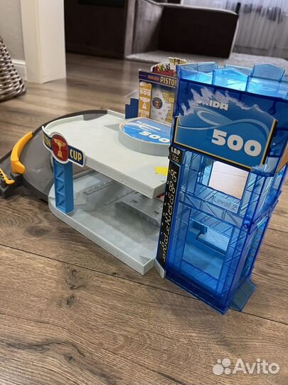 Гараж тачки дисней и машинки к нему