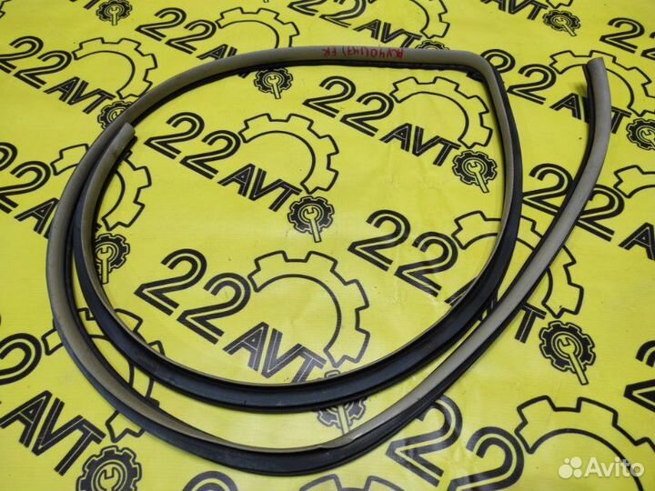 Уплотнитель проема двери передний правый Toyota