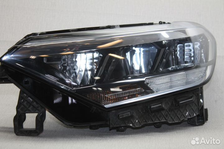 Фара левая Volkswagen Polo