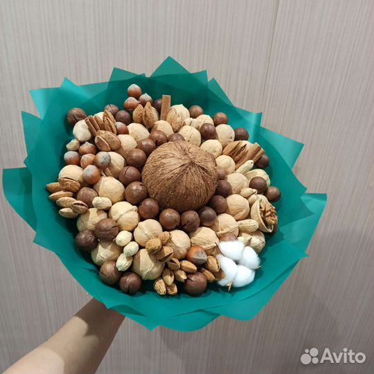 Букет из орехов