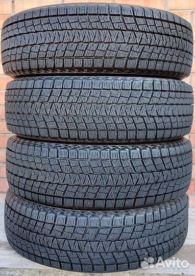 Bridgestone Blizzak DM-V1 215/70 R17