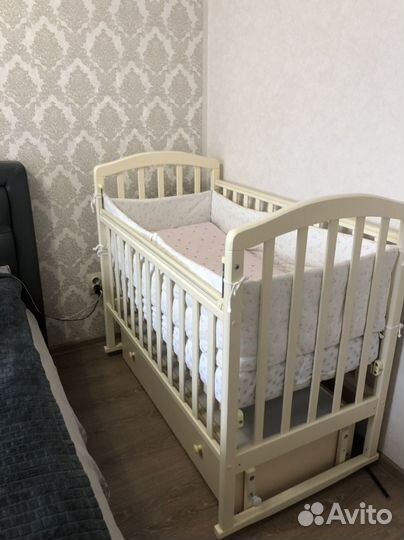 Детская кроватка с маятником