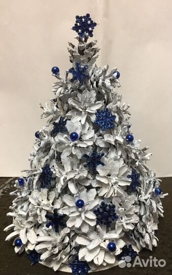 Елка из шишек и подсвечник