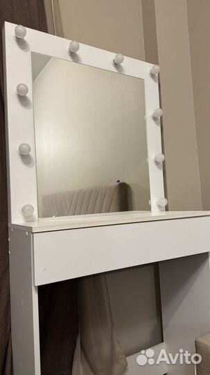 Туалетный столик с зеркалом и подсветкой