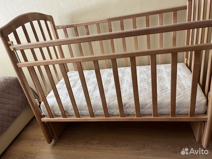 Детская кроватка с продольным маятником
