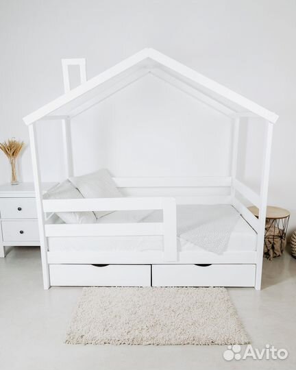 Детская кровать Домик из массива