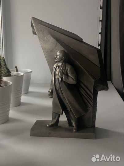 Статуэтка бюст Ленин под знаменем