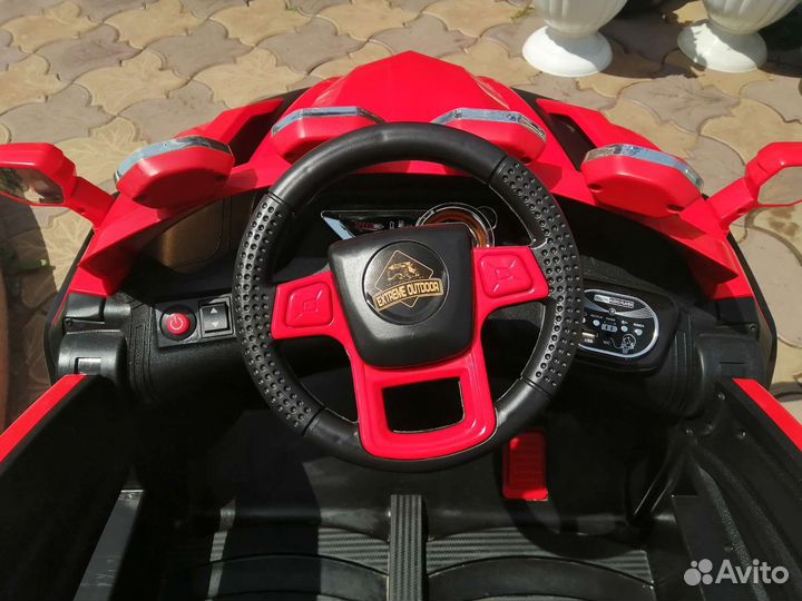 Электромобиль с пультом управления