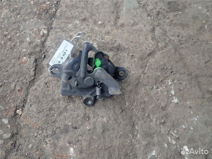 Замок капота Toyota Yaris, 2000