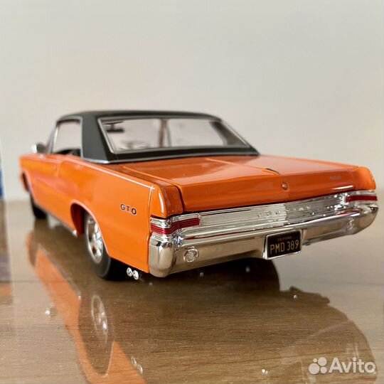 Модель автомобиля Pontiac GTO 1965 1:18 оранжевый