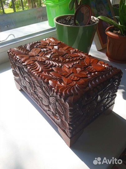 Деревянная шкатулка