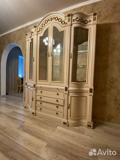 Шкаф витрина сервант