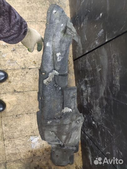 Подкрылок передний правый Toyota Rav4