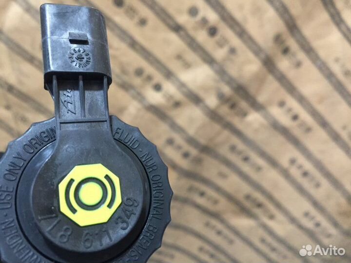 Крышка бачка тормозной жидкости Audi Q7 4L