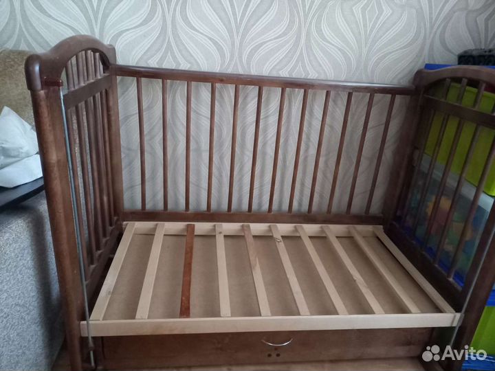 Детская кроватка с продольным маятником