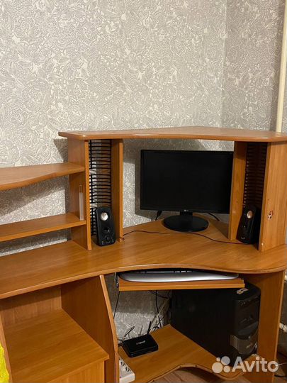 Монитор,колонки,пк,клавиатура,стол