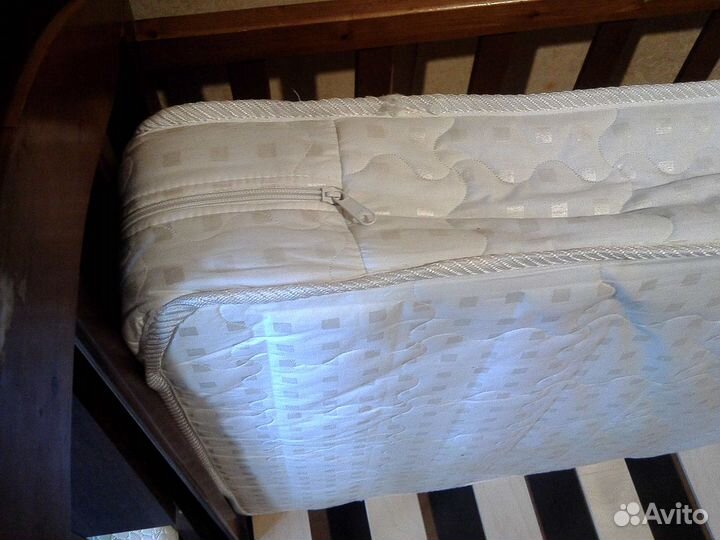 Детская кроватка с маятником и ящиком