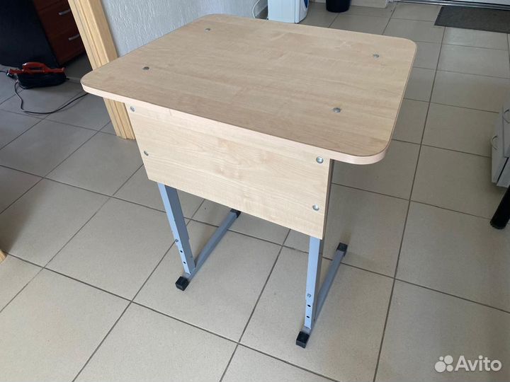 Школьная парта и стул