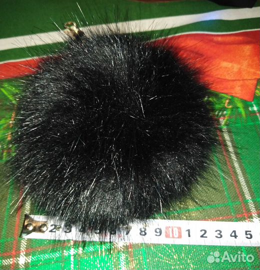 Меховой помпон черный