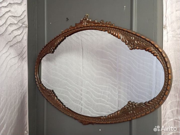 Зеркало в металлической раме советских времен