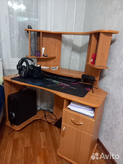 Продам компьютерный стол