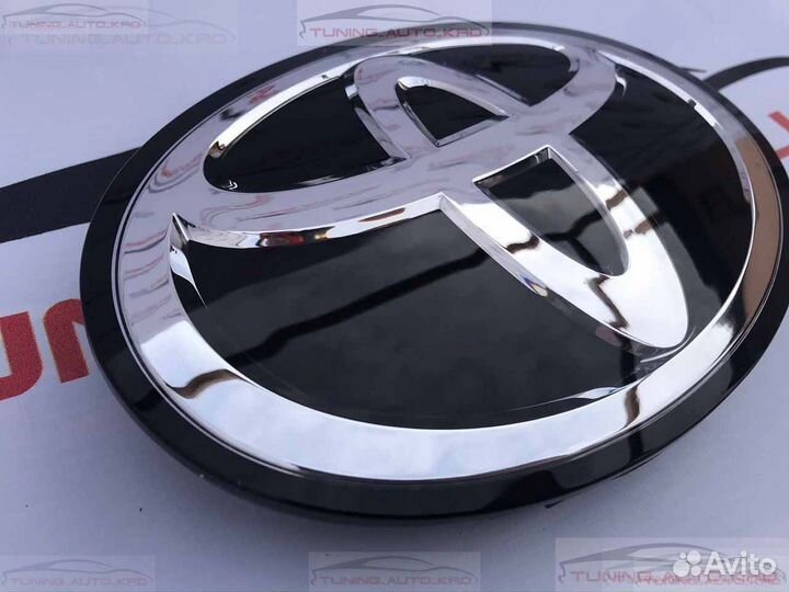 Эмблема Toyota Land Cruiser 200 Y8274