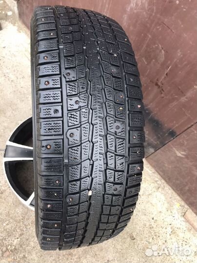 Dunlop SP Winter Ice 01 215/65 R16