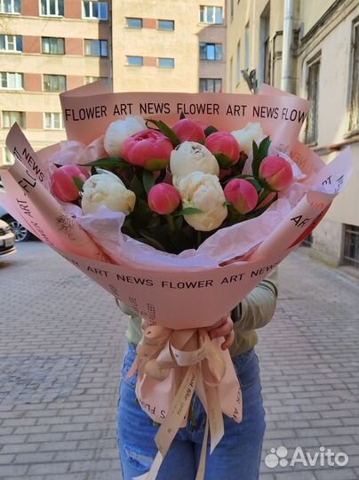 Букет из 13 белых и коралловых пионов