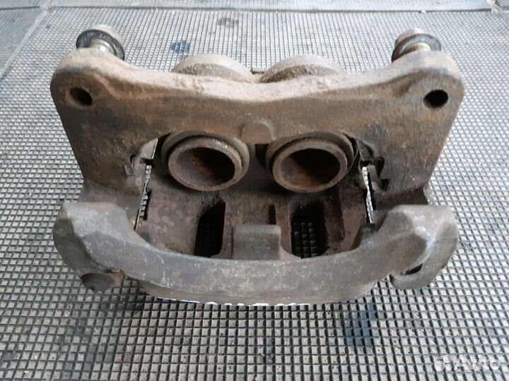 Суппорт передний правый Мицубиси Грандис