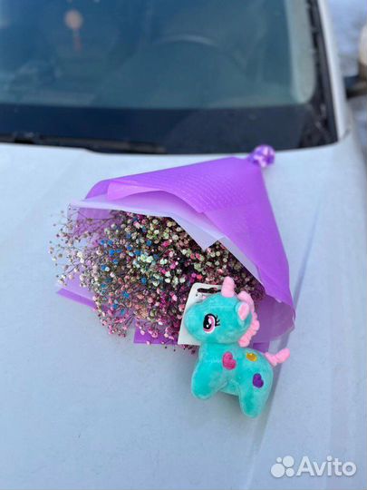 Мини букет из гипсофилы с единорожкой