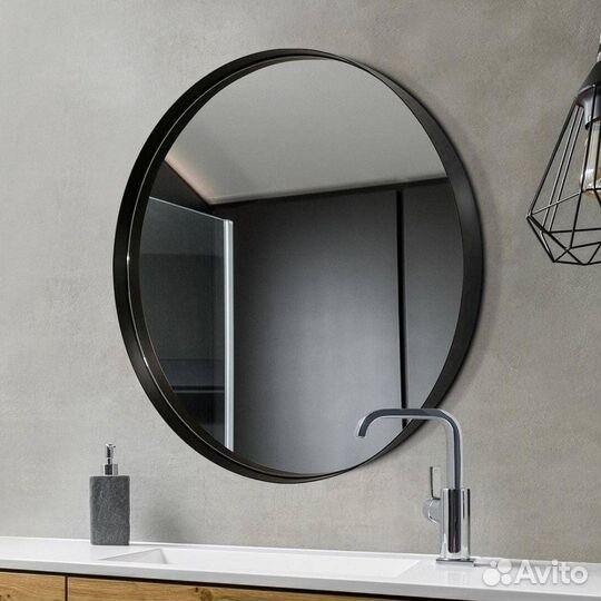 Круглое зеркало в рамке